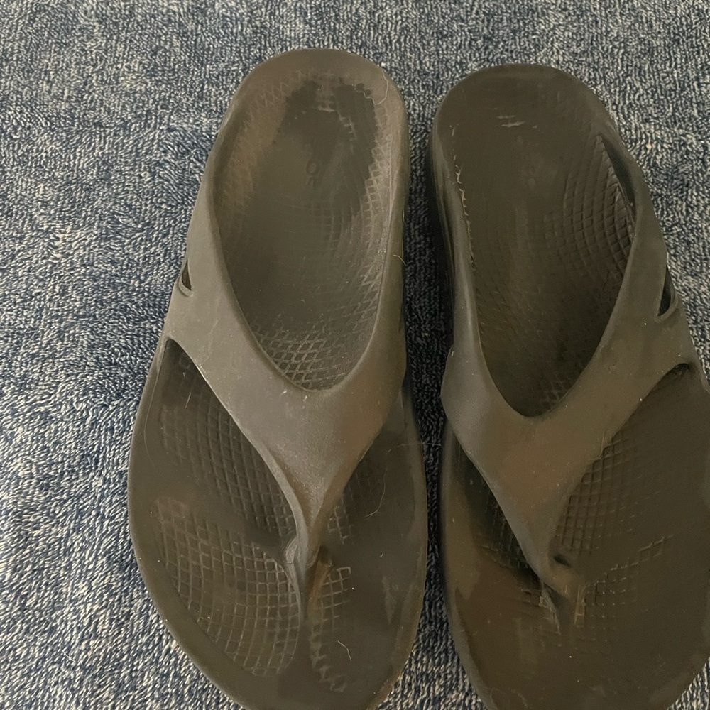 OOFOS Black Men's Sandals